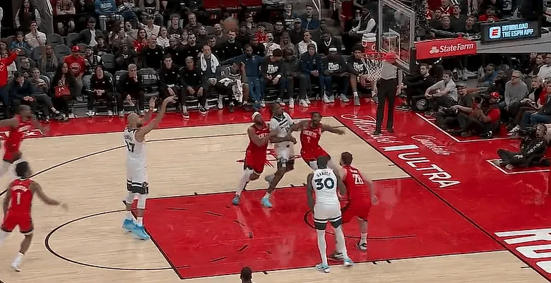 世俱杯赔率-戈贝尔造犯规两罚不中，目前个人罚球10中2